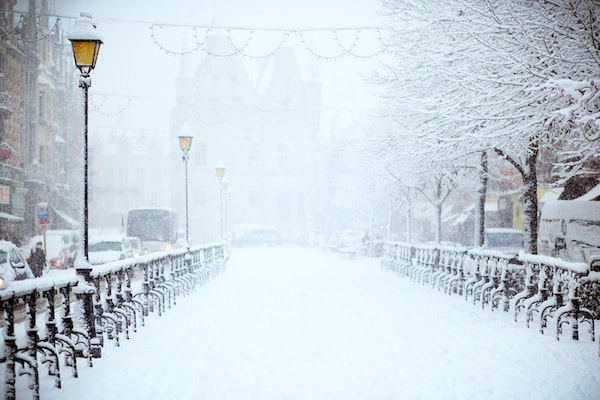 A snowy Chicago sidewalk may lead you to contact a Chicago slip and fall accident lawyer