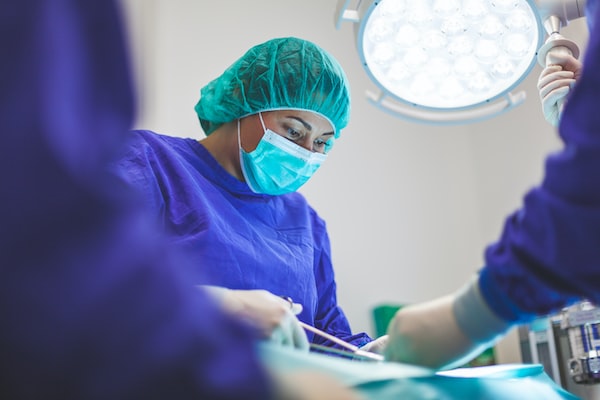 Surgical team performing surgery which may involve a Chicago medical malpractice lawyer