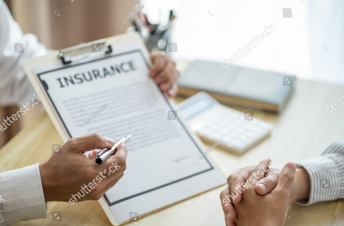 **Alt Text (120 characters):**
Insurance adjuster and agent inspecting car damage, advising client—when legal help may be needed after an accident.
